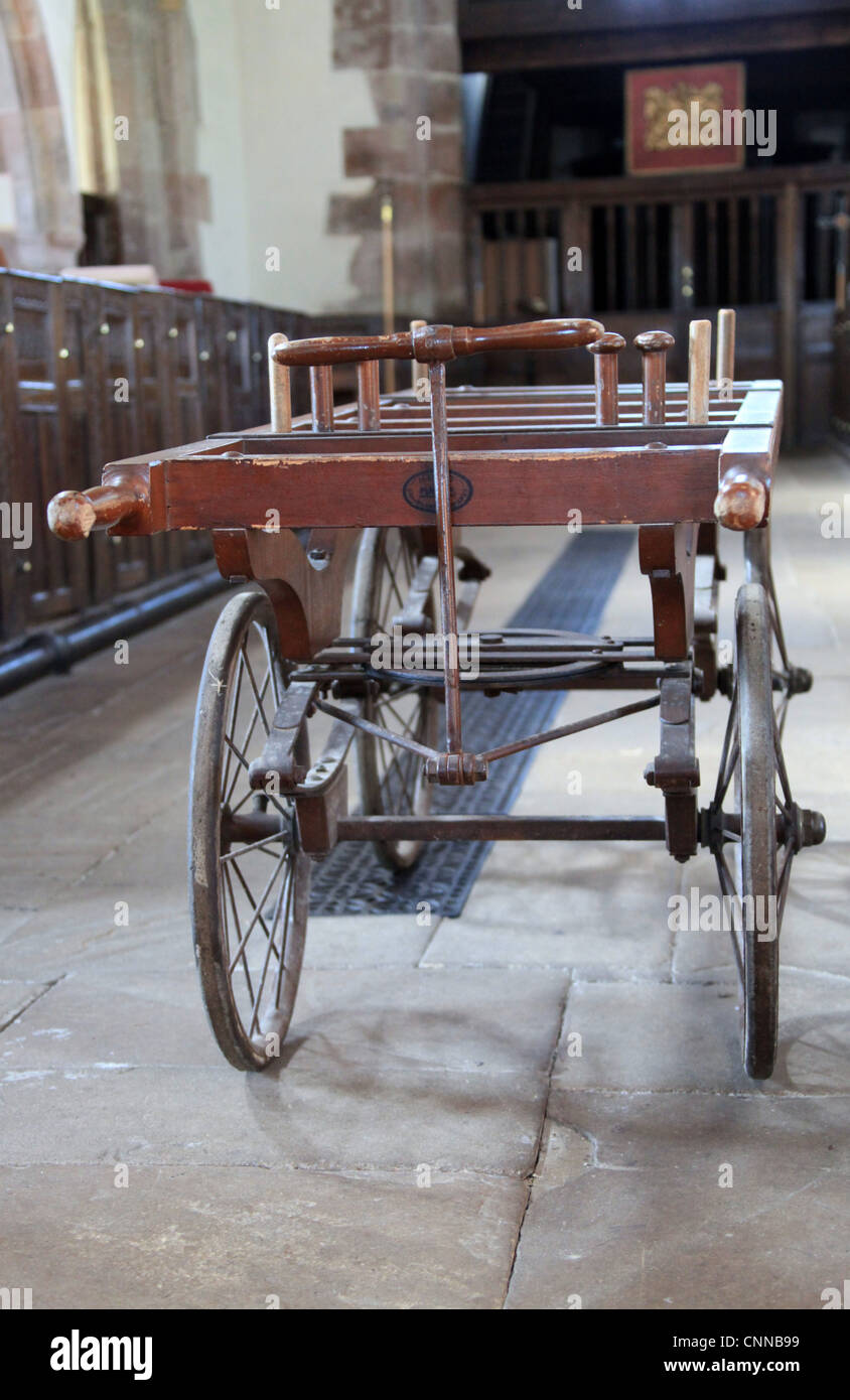 Antique Bara Bier nella Basilica di San Pietro in Alstonefield Foto Stock