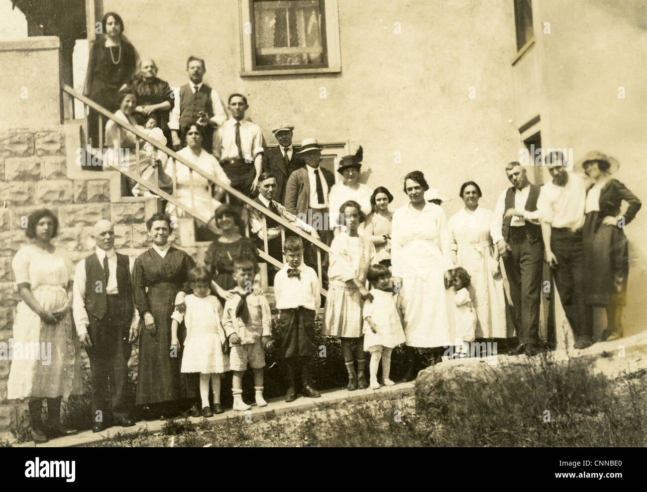 Circa 1910s famiglia italiana fotografia di reunion. Foto Stock