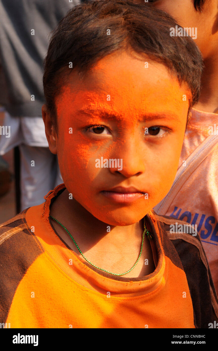 Il nepalese ragazzo coperto di polvere arancio al bisket jatra festival di Thimi, vicino a Kathmandu, Nepal Foto Stock