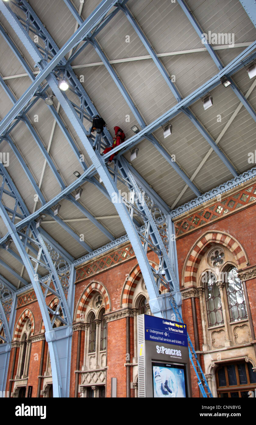 Gli alpinisti nel tetto di St Pancras Foto Stock