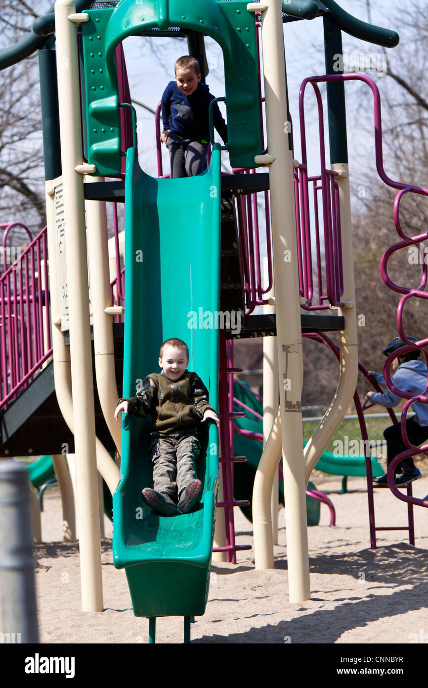 Bambini parco giochi sulla diapositiva Foto Stock