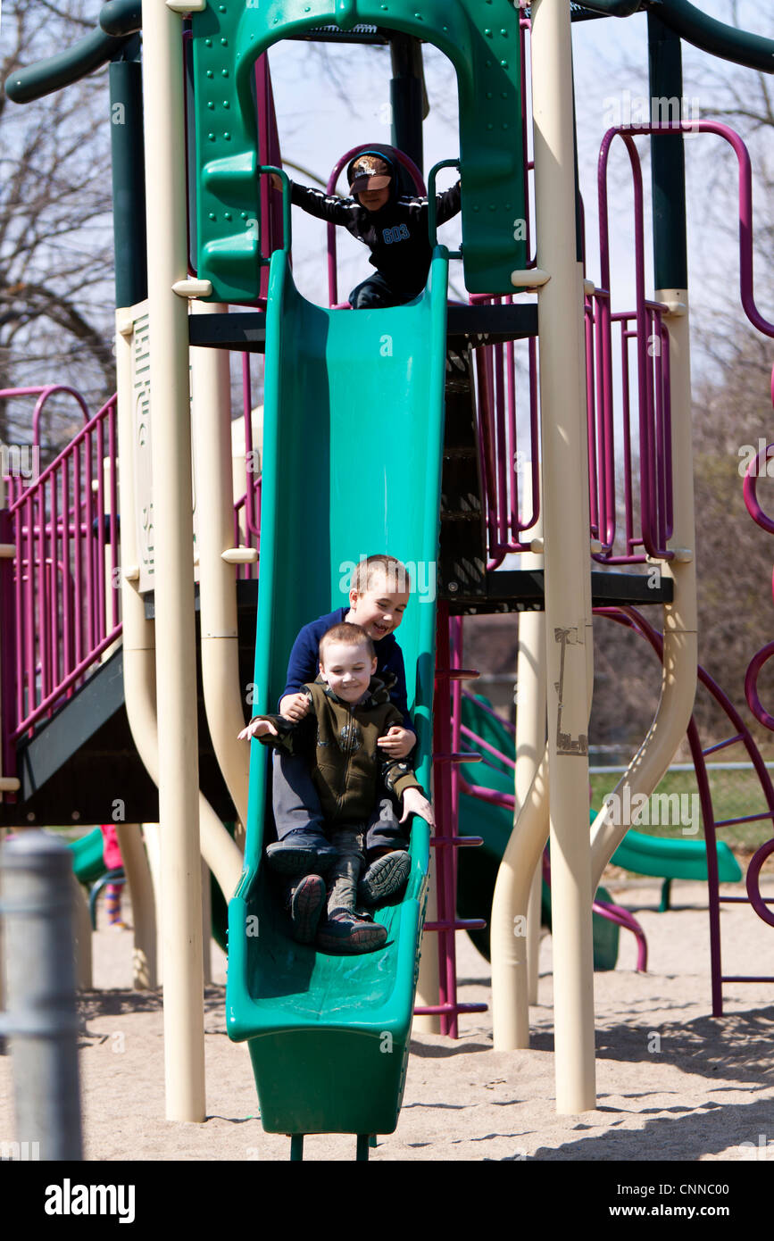 Bambini parco giochi sulla diapositiva Foto Stock
