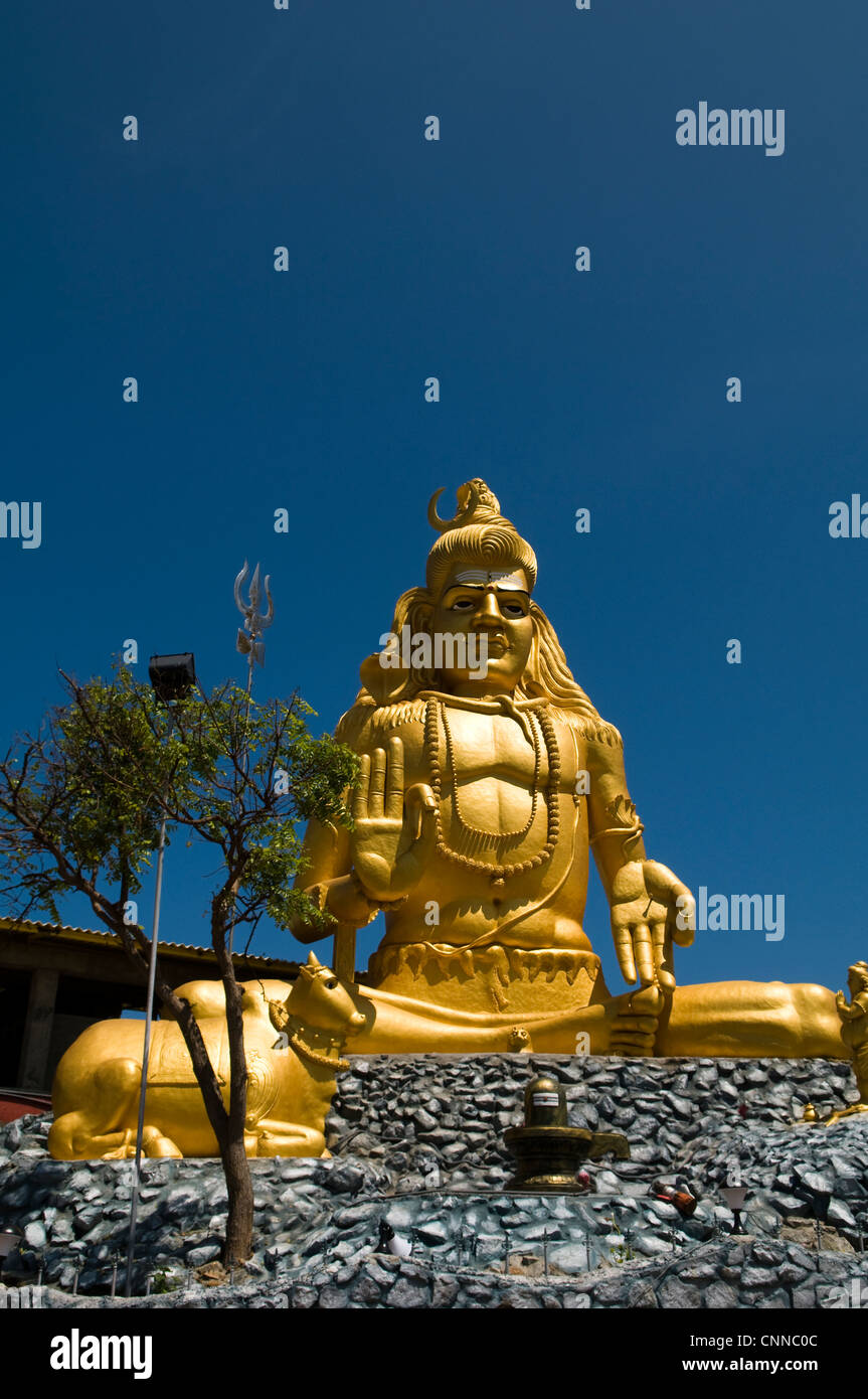 Un grande Golden Shiva statua all'ingresso del tempio Koneswaram sulla sommità di Swami Rock di Trincomalee, Sri Lanka. Foto Stock