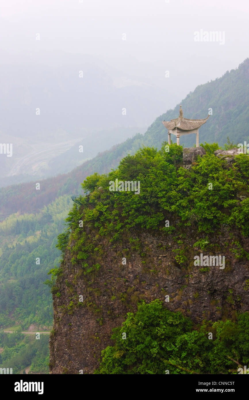 Il padiglione sulla scogliera, Jingxingyan Scenic Area, Xianju County, nella provincia di Zhejiang, Cina Foto Stock