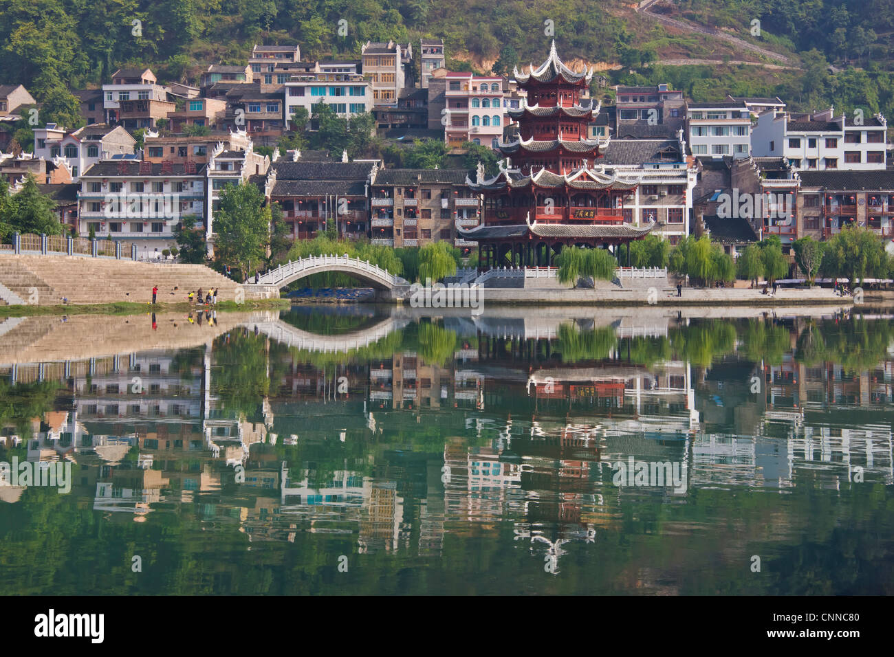 Case tradizionali e la pagoda sul fiume Wuyang, Zhenyuan, Guizhou, Cina Foto Stock