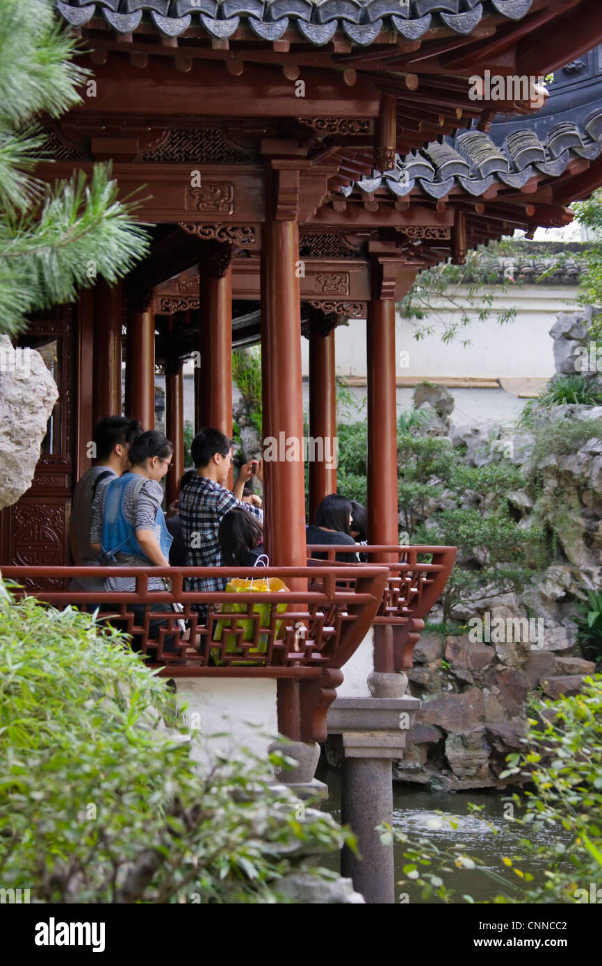I turisti nel padiglione in Il Giardino di Yuyuan, Shanghai, Cina Foto Stock