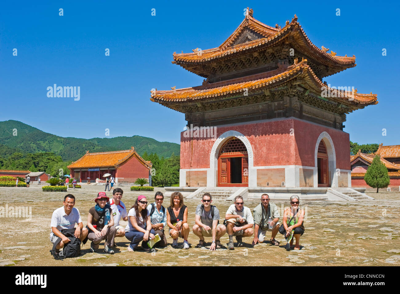 Un gruppo di turisti europei presso il Padiglione Tablet e il cortile, l'ingresso di Yuling, la tomba di Qianlong. Foto Stock