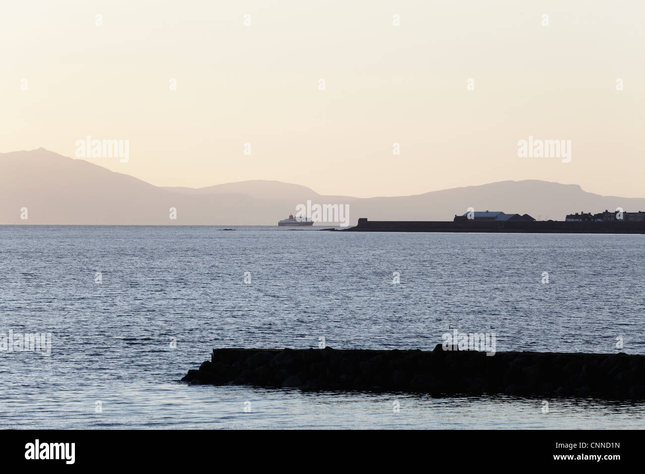 Vista da Ardaer Beach verso Saltcoats e l'isola di Arran nel Firth di Clyde sulla costa occidentale, Nord Ayrshire, Scozia, Regno Unito Foto Stock