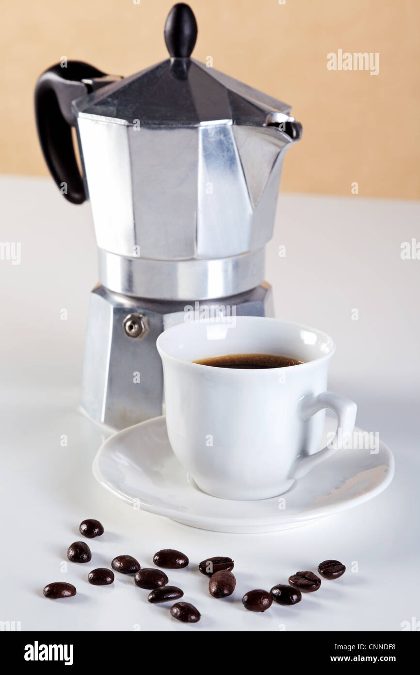 Foto di un Italiano o caffettiera Moka pot con una tazza di caffè appena macinato caffè Foto Stock