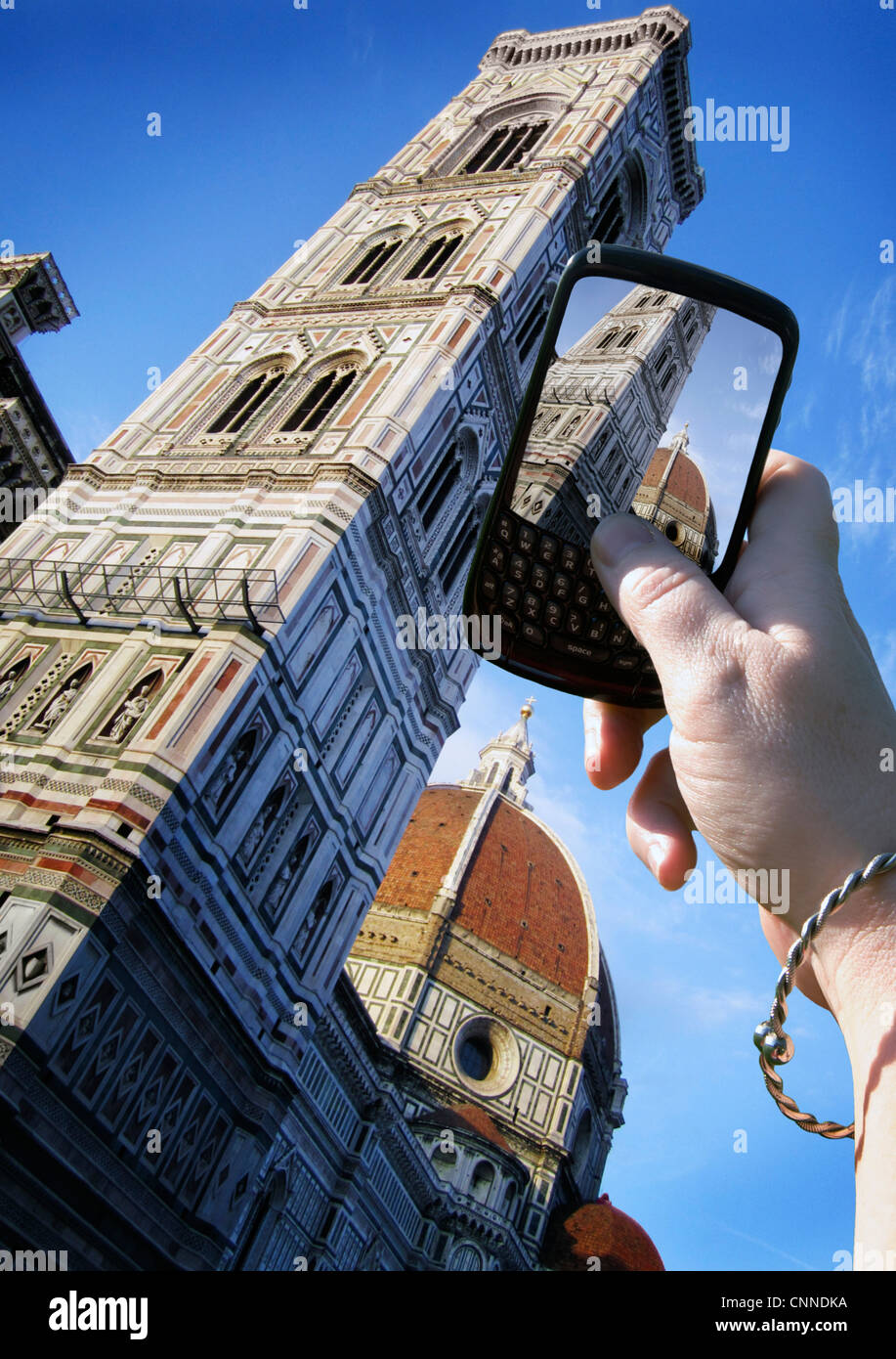 Donna di mano tenendo la foto della Basilica di Santa Maria del Fiore, Firenze, Italia Foto Stock