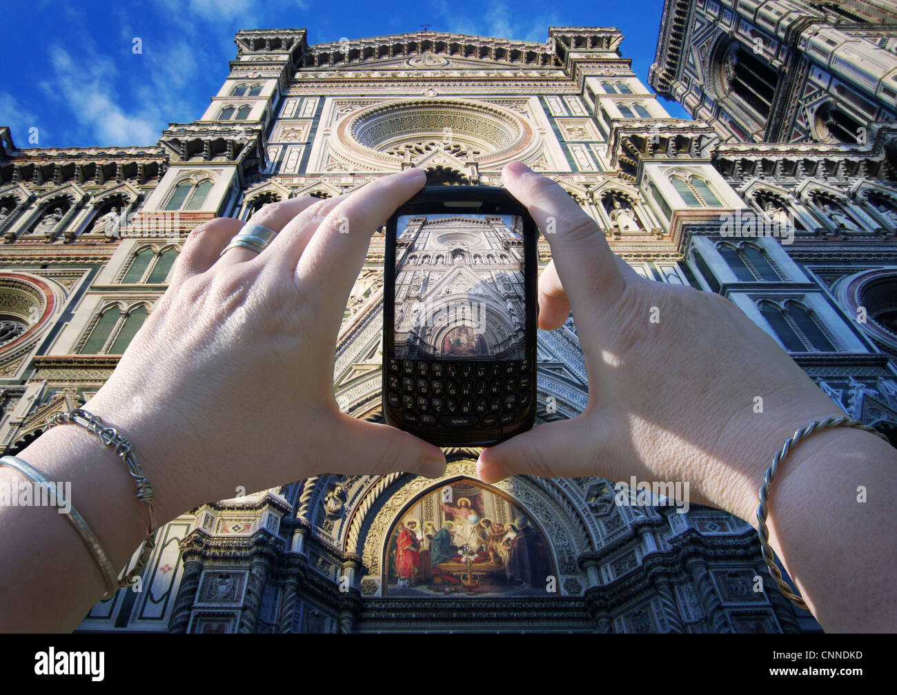 Donna di mani prendendo foto della Basilica di Santa Maria del Fiore, Firenze, Italia Foto Stock