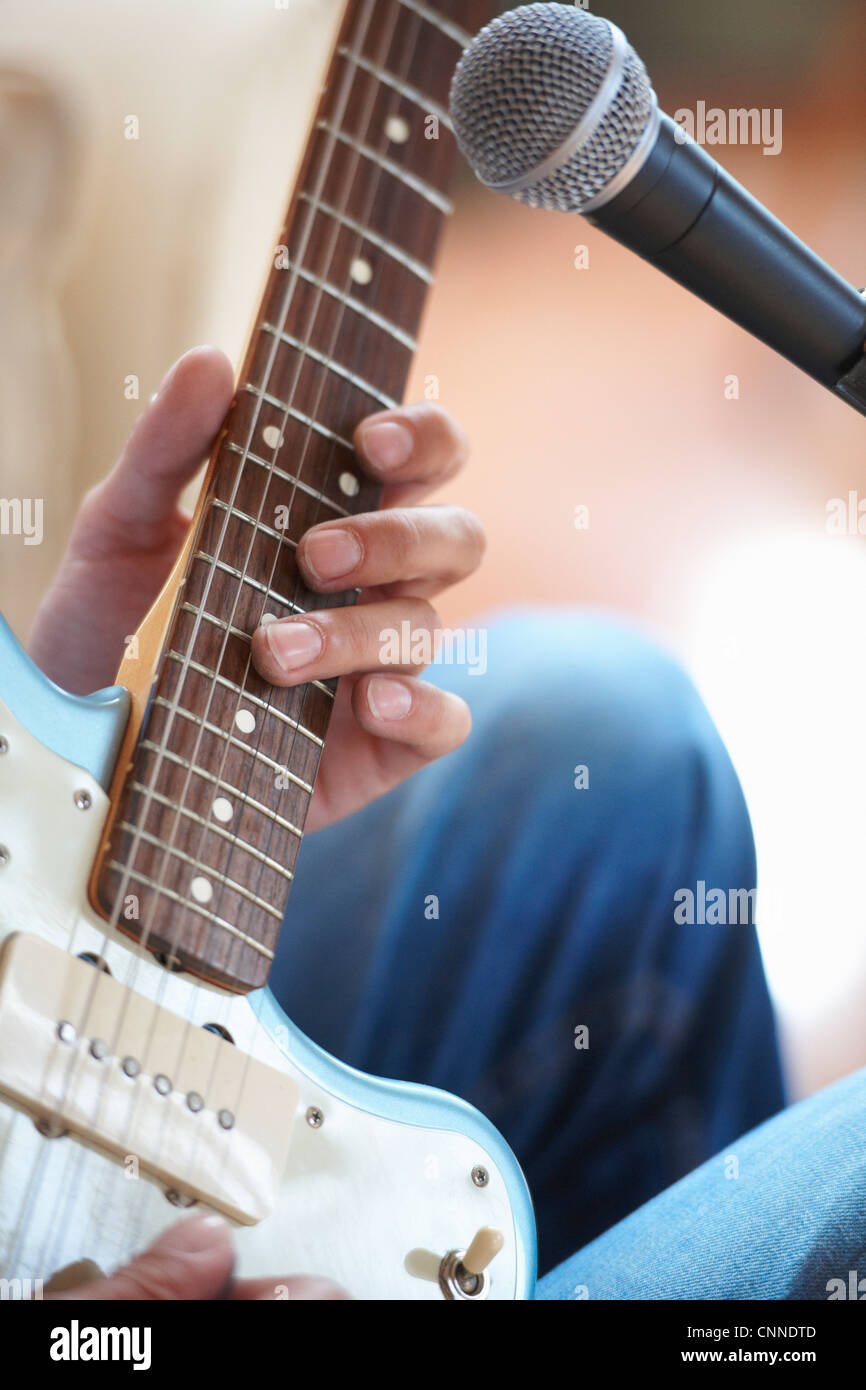Close up uomo a suonare la chitarra Foto Stock