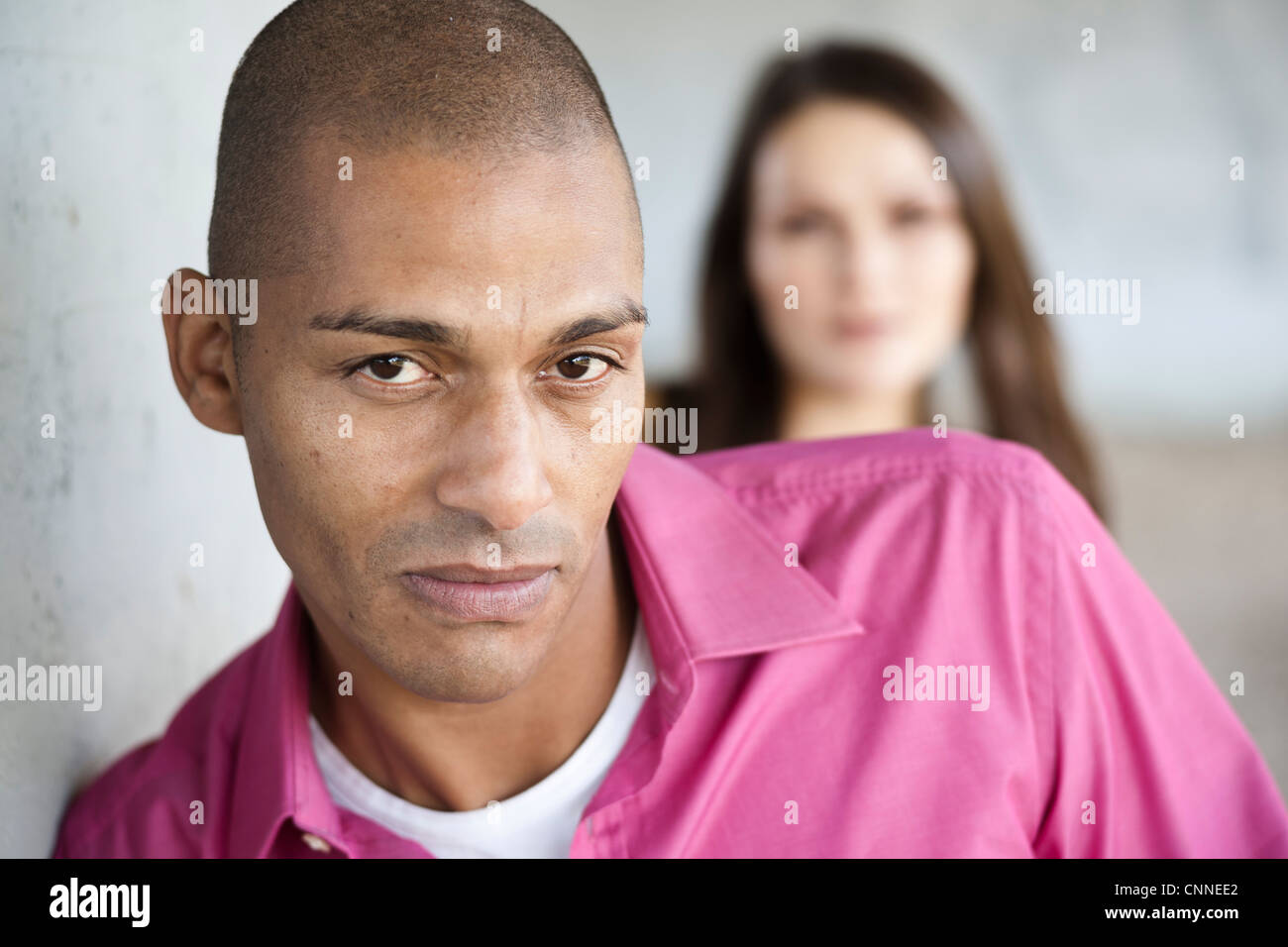 Ritratto di uomo con la donna in background Foto Stock