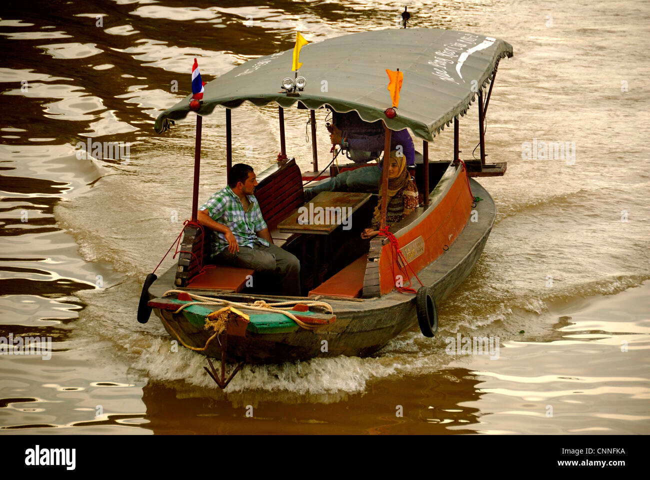 I turisti facendo una gita lungo il fiume Rimping in chiang mai su 10/08/2009 in Chiang Mai Thailandia del Nord Foto Stock