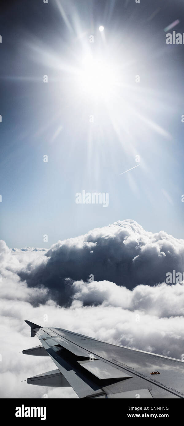 Ala di aeroplano volare sopra le nuvole Foto Stock