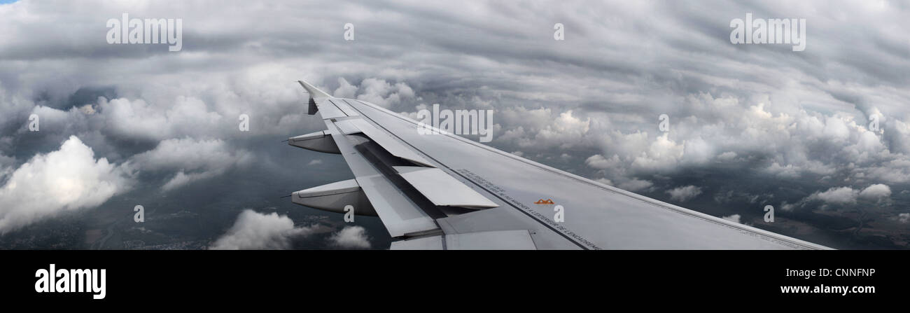 Ala di aeroplano volare sopra le nuvole Foto Stock