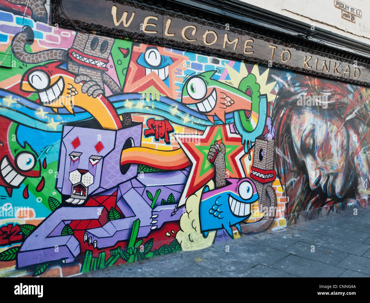 Arte di strada dagli artisti Pez e David Walker in Pedley Street, Off Brick Lane, Londra, Inghilterra Foto Stock
