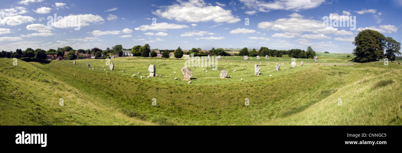 Avebury Stone Circle sito patrimonio mondiale dell'UNESCO, Wiltshire, Inghilterra, Regno Unito Foto Stock