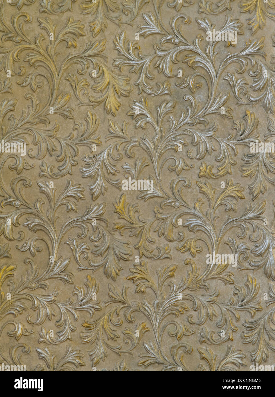 Frammento della parete in cemento con l'argento e le foglie di oro Foto Stock