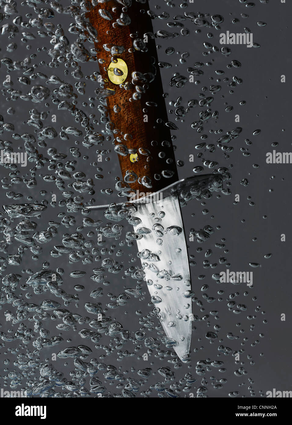 Coltello immergendosi in acqua Foto Stock