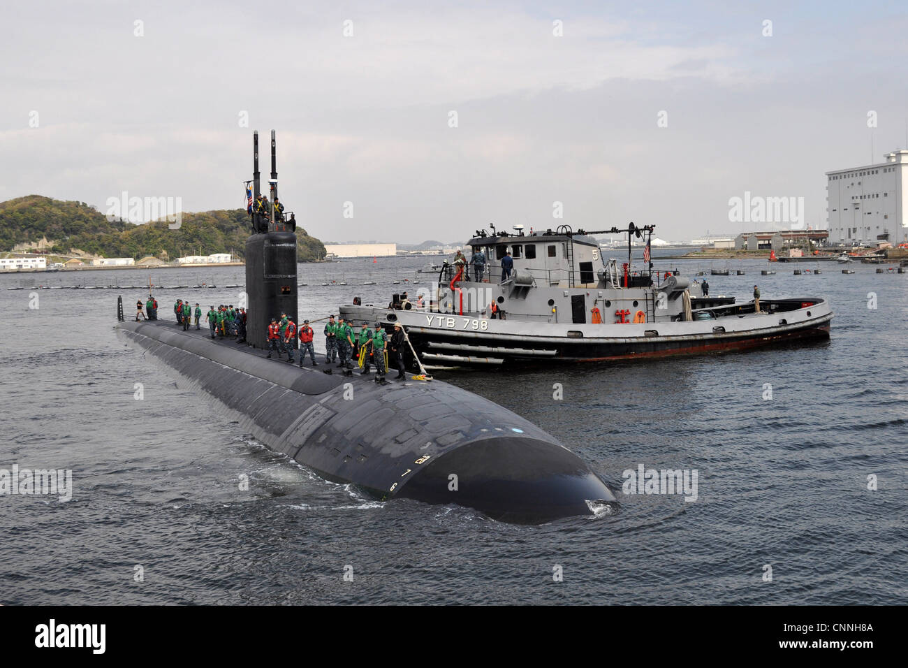 Il sottomarino ad attacco rapido di classe Los Angeles USS Columbus (SSN 762) arriva alle attività della flotta Yokosuka come parte del suo spiegamento nella regione del Pacifico occidentale. Foto Stock