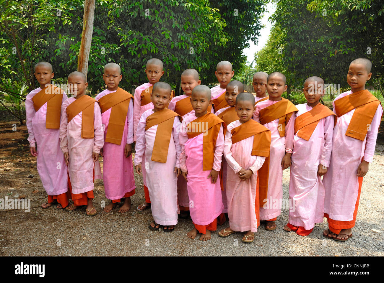 Ritratto di gruppo di bambini novizio monache Sangkhaburi su 3/04/2012 Sangkhaburi in Thailandia Foto Stock