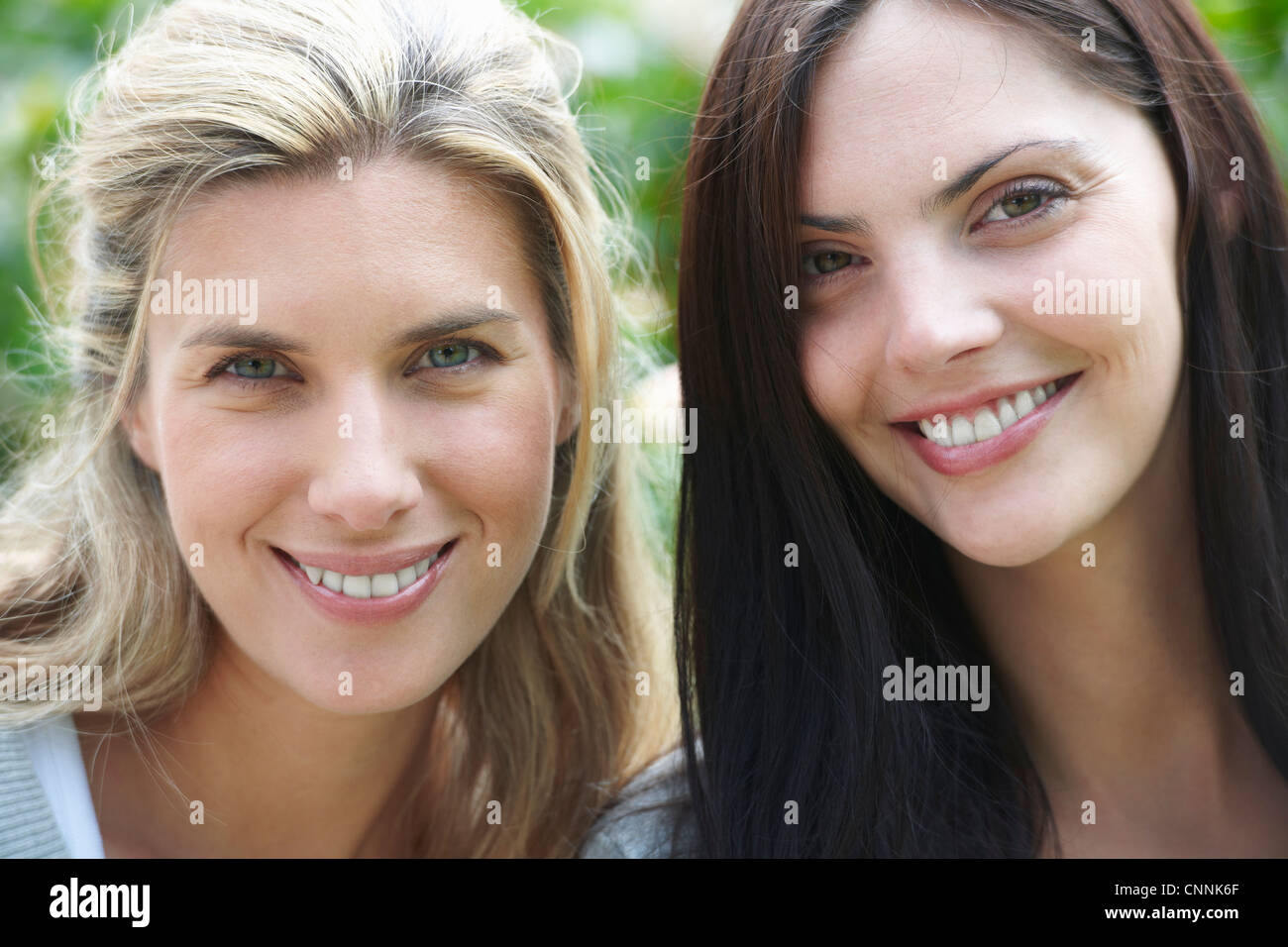 Close up di donna volti sorridenti Foto Stock