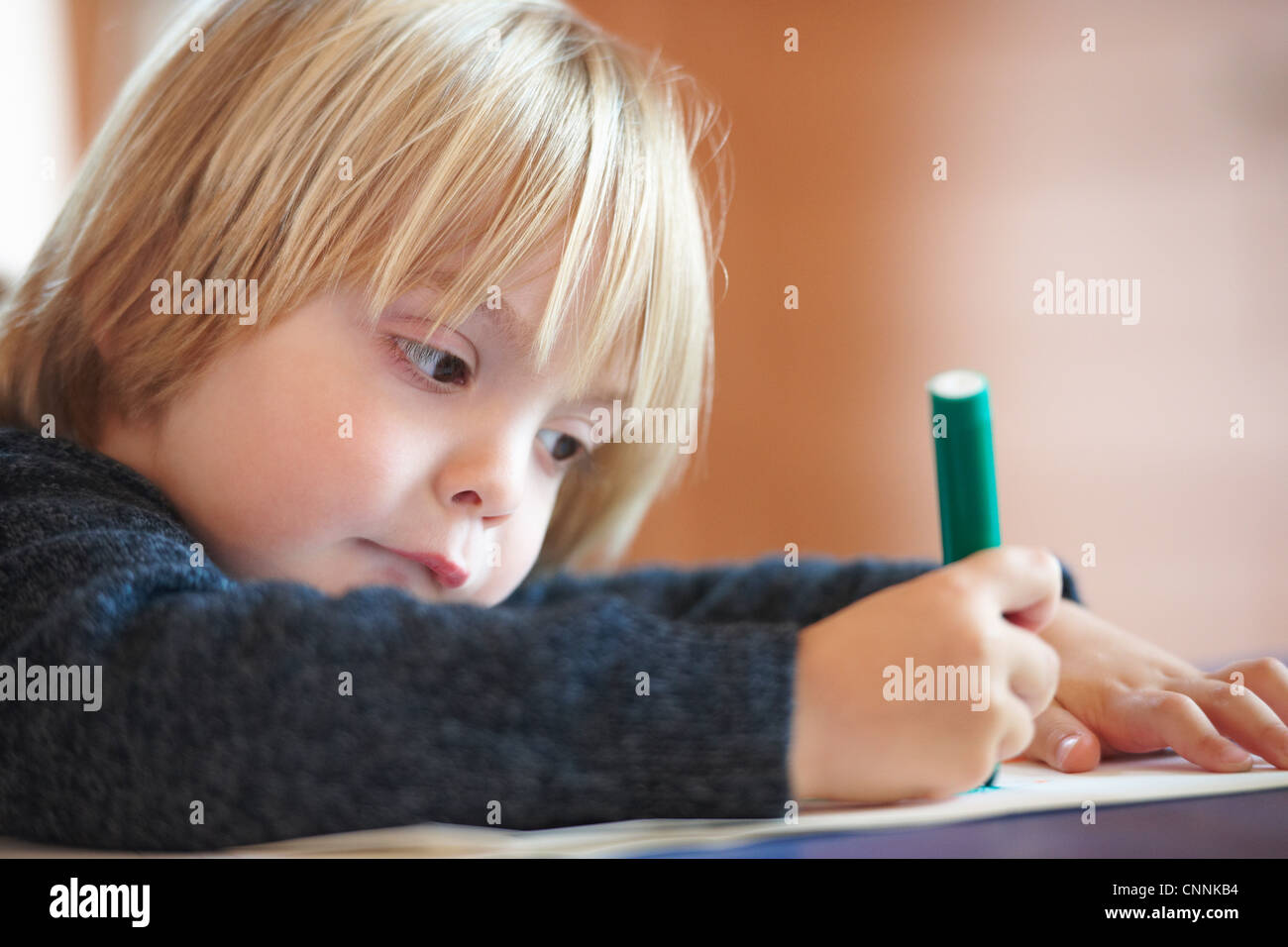 Chiusura del disegno del ragazzo in ambienti interni Foto Stock