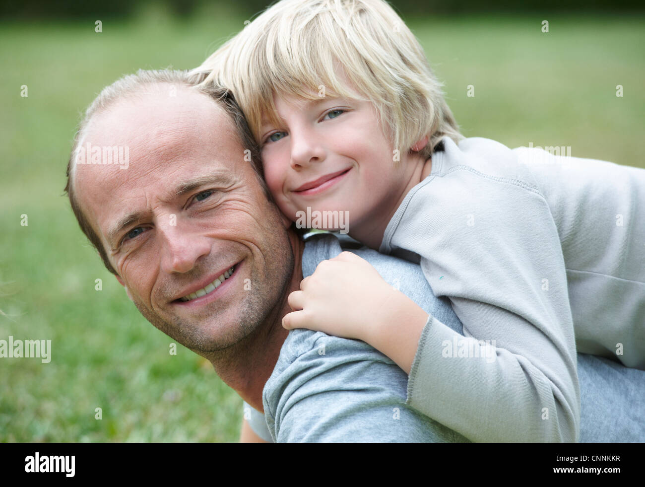 Chiudere da padre e figlio sorridente Foto Stock