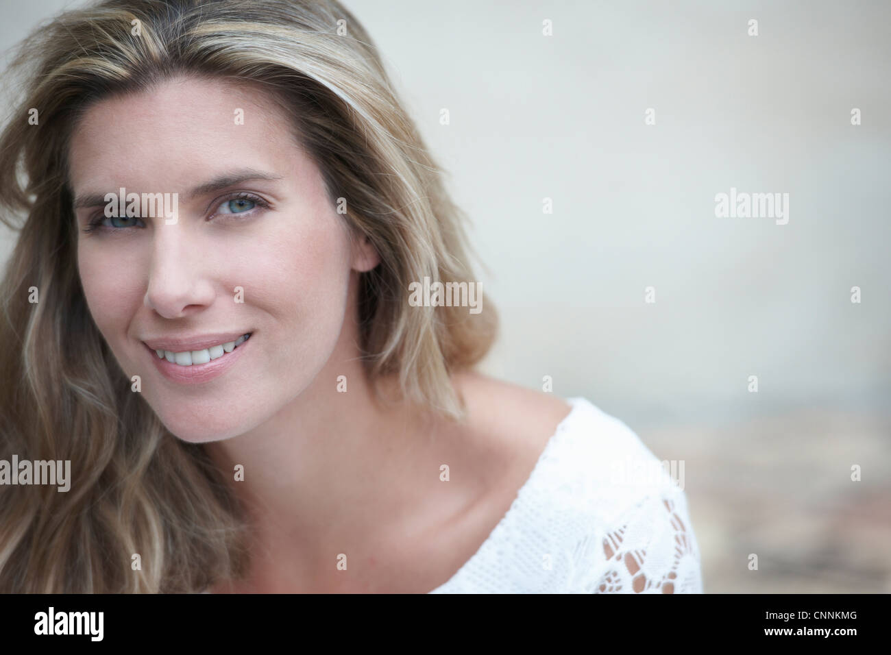 Close up sorridente volto di donna Foto Stock