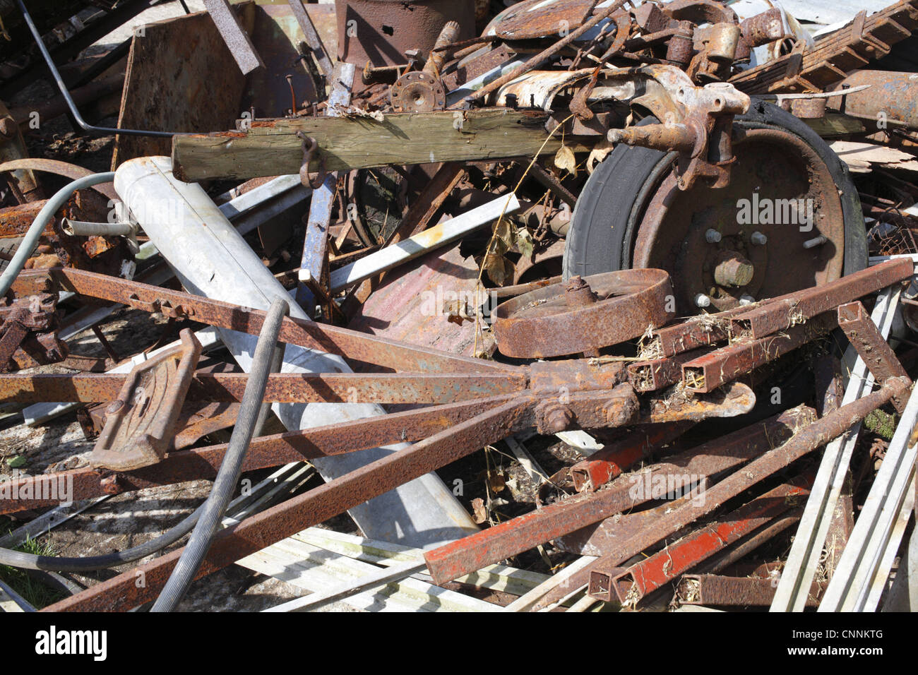 Un assortimento di rottami di metallo in agriturismo, in attesa di raccolta per il riciclaggio, POWYS, GALLES, luglio Foto Stock