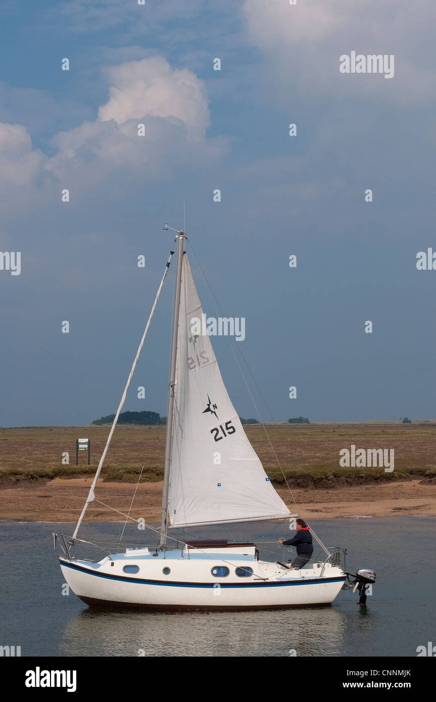 Piccola barca a vela a Wells accanto al mare, Norfolk, East Anglia, Inghilterra. Foto Stock