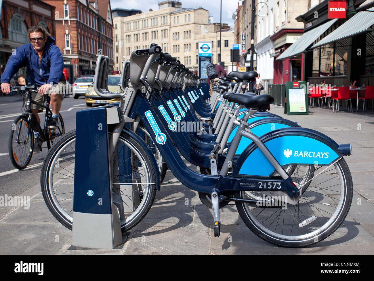 Una stazione di aggancio per biciclette come parte del nuovo schema di noleggio biciclette di Barclay, Commercial Street, Spitalfields, Inghilterra, Regno Unito. Foto Stock