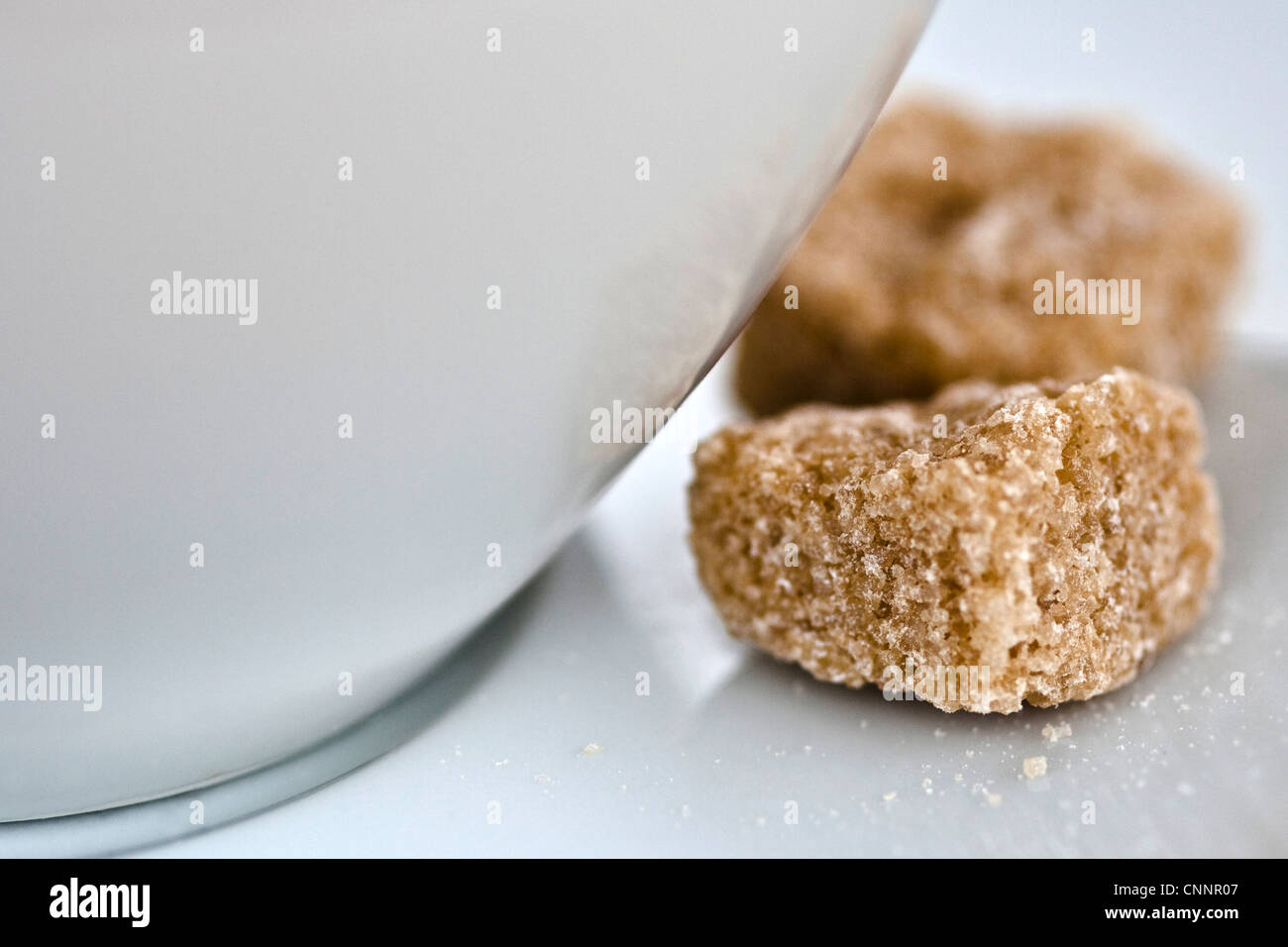 Immagine dello stile di vita di una tazza di caffè con due cubetti di zucchero di canna. Foto Stock