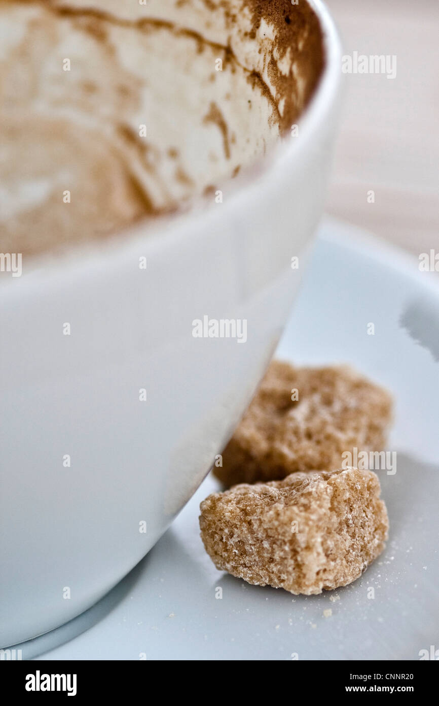 Lo stile di vita di immagine vuota una tazza di caffè con due cubetti di zucchero di canna. Foto Stock