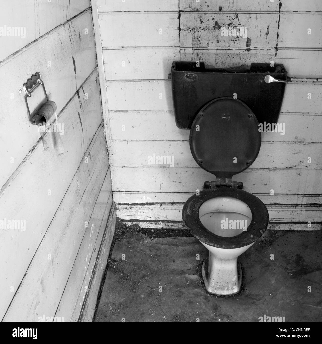 Un vecchio, inutilizzata, abbandonata wc, water closet o WC, lasciata decadere. Foto Stock