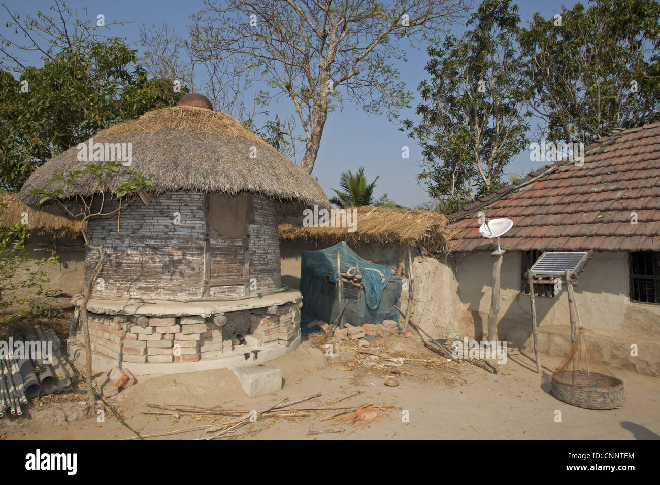 Un vecchio stile grain store con la moderna parabola satellitare e pannello solare, Sundarbans, delta del Gange, West Bengal, India Foto Stock
