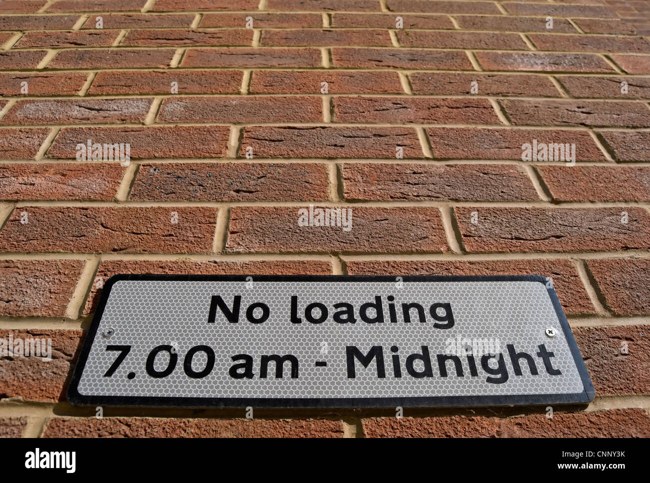 Nessun caricamento 7am a mezzanotte segno di traffico a Kingston, Surrey, Inghilterra Foto Stock