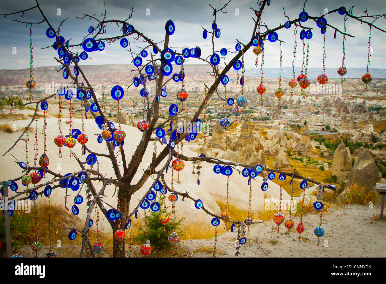 Albero con nazars o male gli occhi per la vendita. Foto Stock