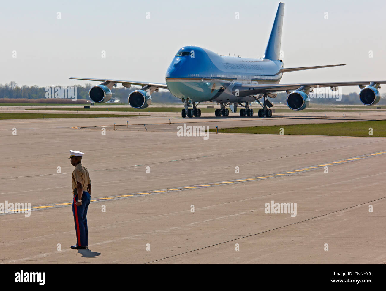 Detroit, Michigan - un Marine si erige come presidente Barack Obama arriva a Detroit Metro Airport on Air Force 1. Foto Stock