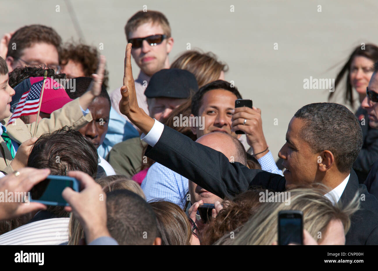 Detroit, Michigan - Presidente Barack Obama saluta una folla di tifosi all'arrivo all'Aeroporto Metro di Detroit su Air Force 1. Foto Stock