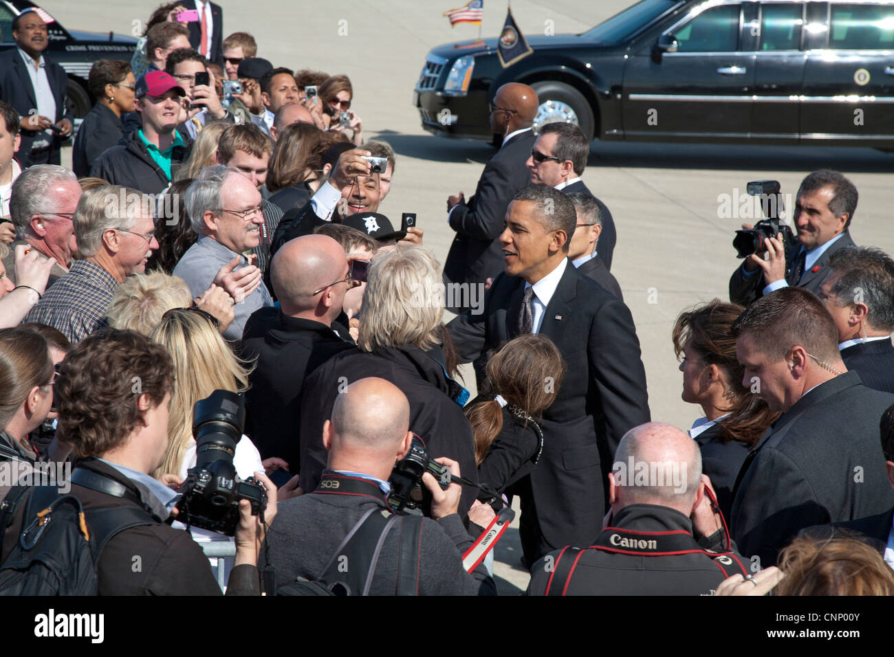 Detroit, Michigan - Presidente Barack Obama saluta una folla di tifosi all'arrivo all'Aeroporto Metro di Detroit su Air Force 1. Foto Stock