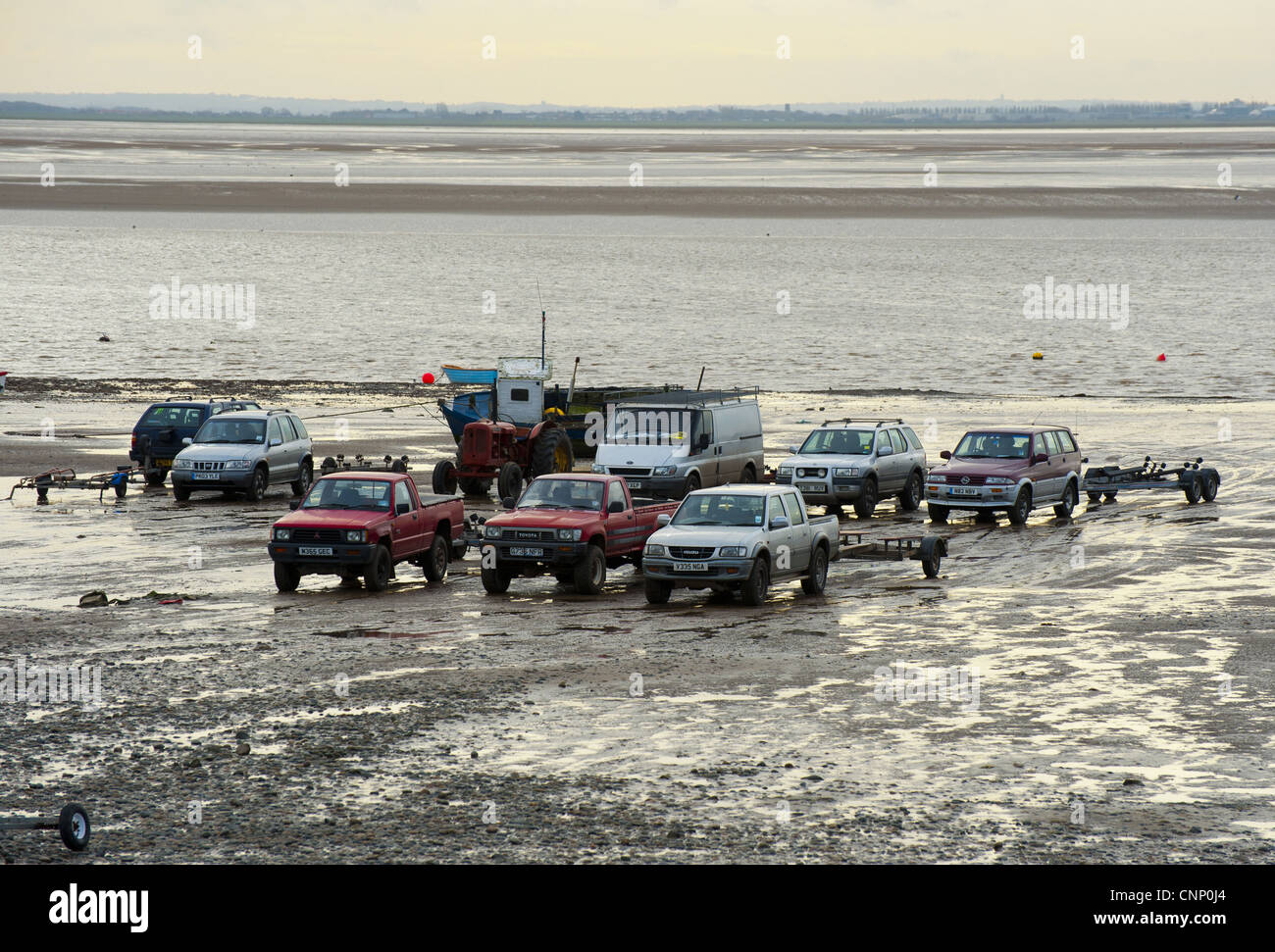 Licenza raccoglitrici di arricciatura veicoli a Riva durante le operazioni di picking cockle letti Banca Foulnaze tra Lytham Southport Ribble Estuary Foto Stock