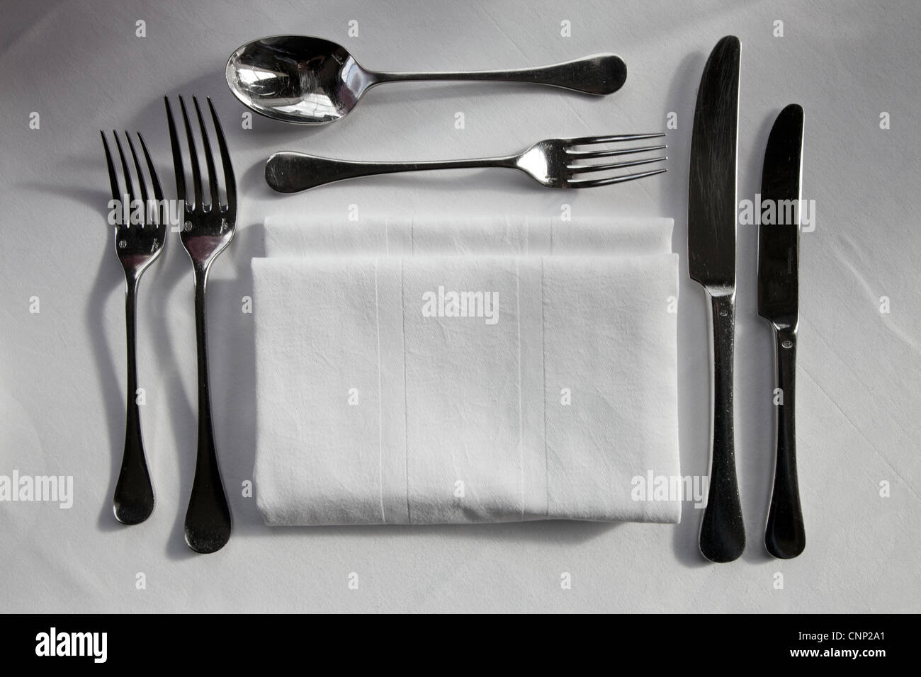 Le posate d'argento stabiliti per il servizio cena. Foto Stock