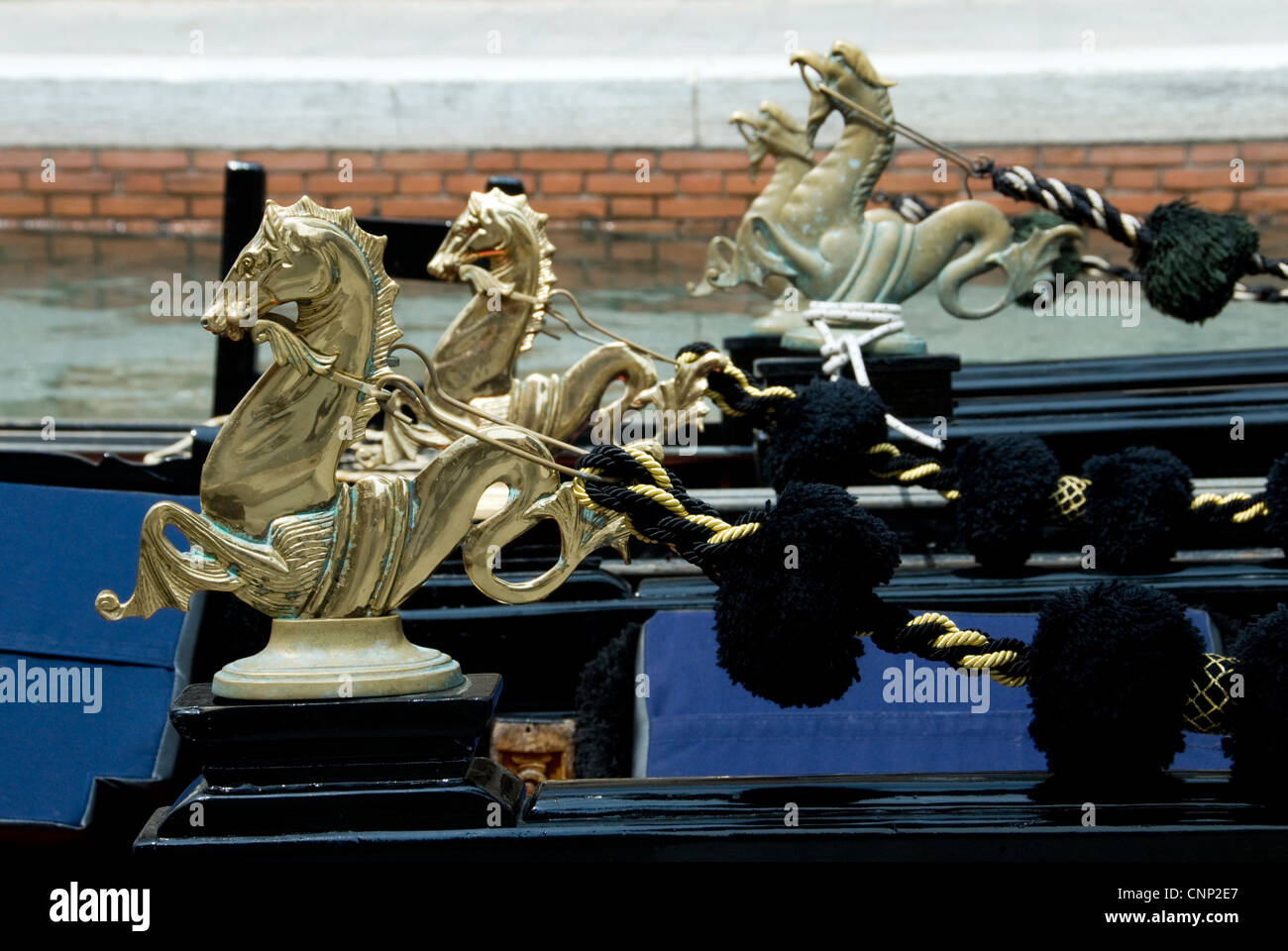 Ippocampo, Sea Horse, ornamenti su gondole a Venezia, Italia Foto Stock