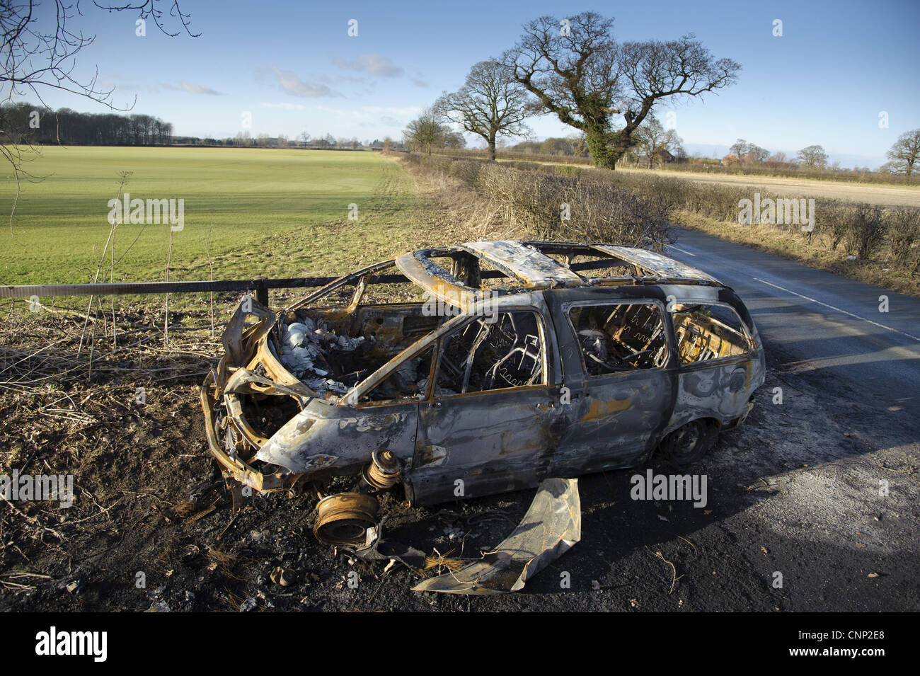 Bruciato il veicolo in una fattoria gateway, Skipwith, North Yorkshire, Inghilterra, gennaio Foto Stock