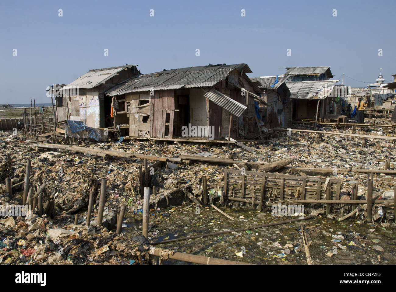 Baracche circondati da spazzatura in baraccopoli, Muara Karang, Giacarta, Java, Indonesia Foto Stock