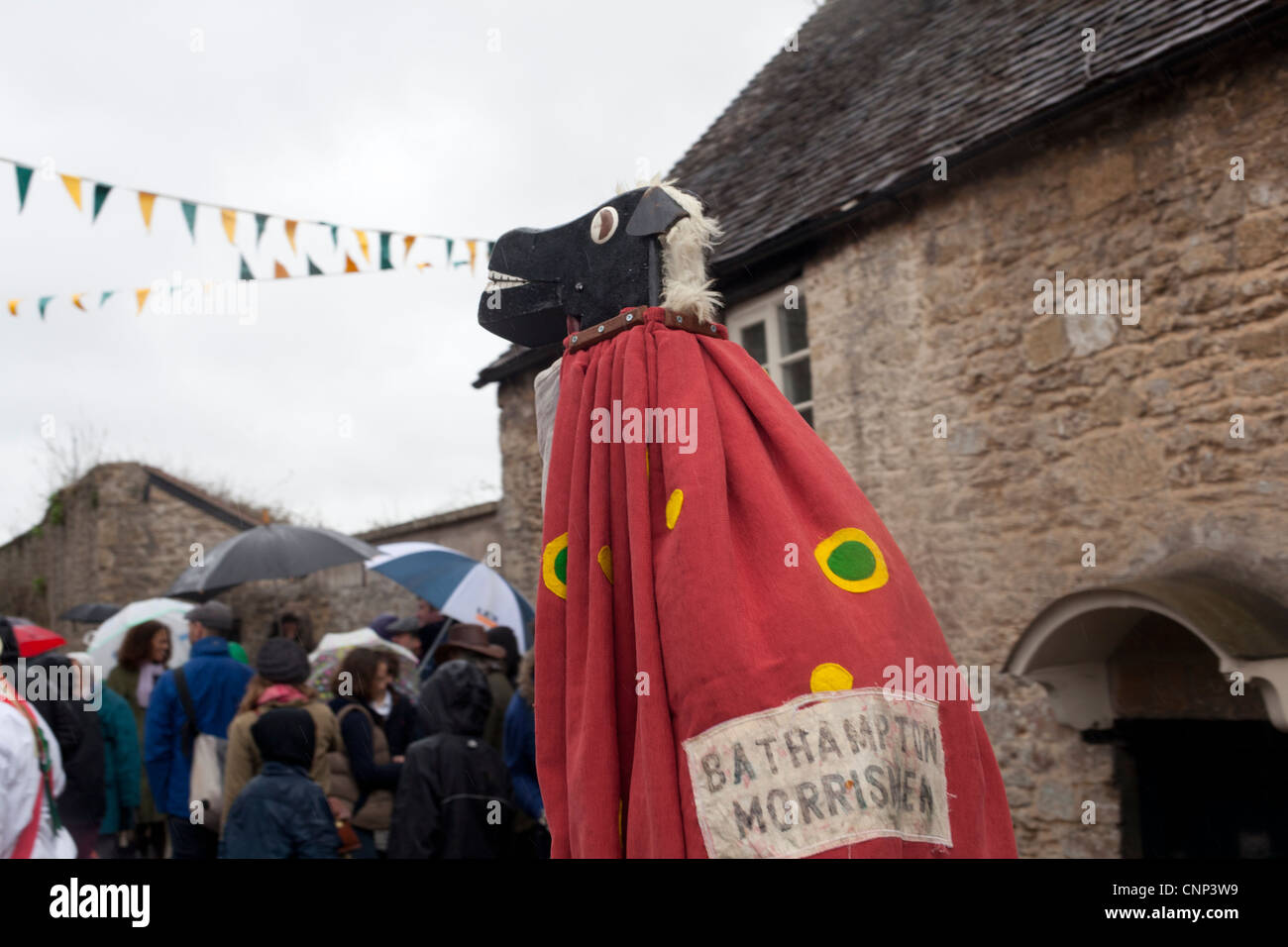 Un Obby Oss (Hobby Horse) a Mells Daffodil giorno vicino a Frome Somerset è sfilato dal Bathampton Morris uomini. Foto Stock