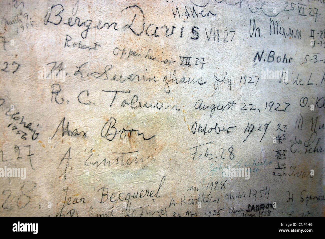 Firme storiche di Albert Einstein, Robert Oppenheimer, Niels Bohr e Jean Becquerel sulle pareti della "Zweetkamertje" (sala del sudore) a Leida. Foto Stock