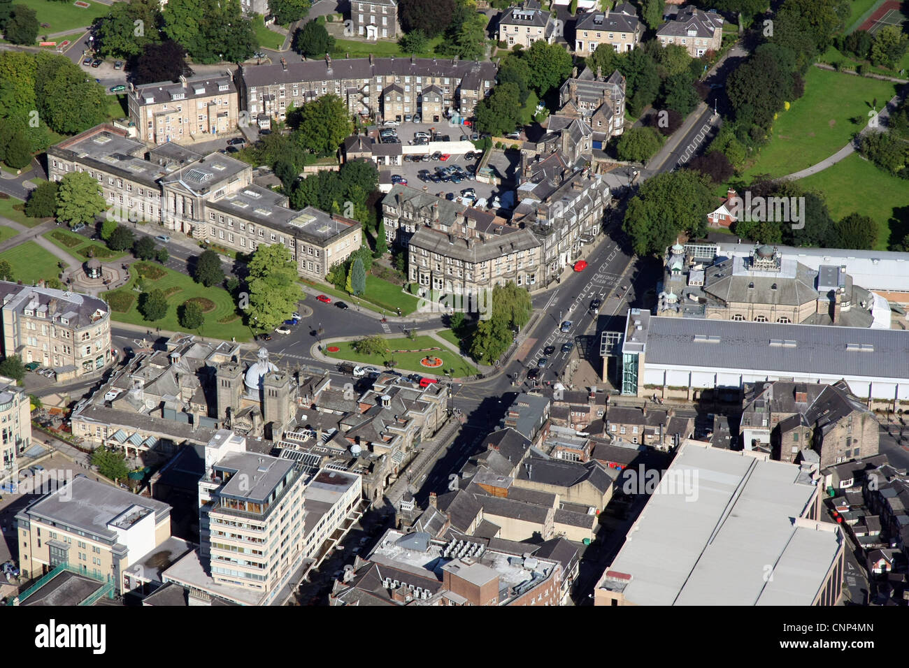 Veduta aerea del centro cittadino di Harrogate, guardando in fondo a Parliament Street, verso la Royal Hall, le Terme reali, gli uffici del Consiglio sui Crescent Gardens Foto Stock